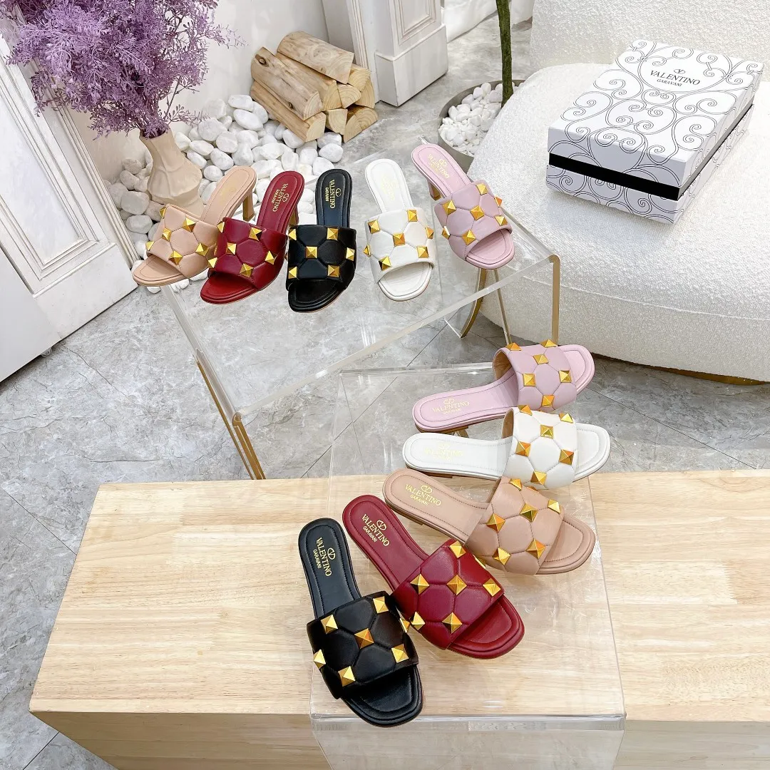 👟👟Ex-factory price 380👟👟 Genuine leather sole +40 Valentino.Valentino👑👑Rivets The latest series of the slippers counter, the highest version, perfect details, a very eye-catching catwalk series launched [strong][strong] V's popular rivet elements, luxurious and gorgeous! Various colors can be matched with beautiful clothes in spring and summer. There are many choices🎉🎉Exquisite and durable. It is copied at 1:1 of the original product. The upper foot is very pedicure-like. The key point is that it is very good and easy to control. It does not grind the feet and does not tire the feet. It is a walking artifact. The last shape is completely compared to the counter. The details are perfect. Without the original version, it would not be so exquisite! (Note! The heel shape and height are exclusively molded according to the original version, and are not randomly substituted by the market🐂) The color and texture of the fasteners are consistent with the original version! Fabric: Sheepskin Lining: Sheepskin lining 5 colors: off-white, black, bare, burgundy, pink Size: 34 to 41 (34, 40, 41, custom-made, non-refundable and non-exchangeable) Heel height: flat rubber bottom: genuine leather bottom: